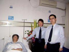 鹭达工会领导看望生病住院的仓库主管[2010-4-30