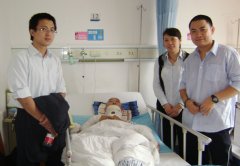 鹭达眼镜工会领导到医院看望员工家属[2012-11-